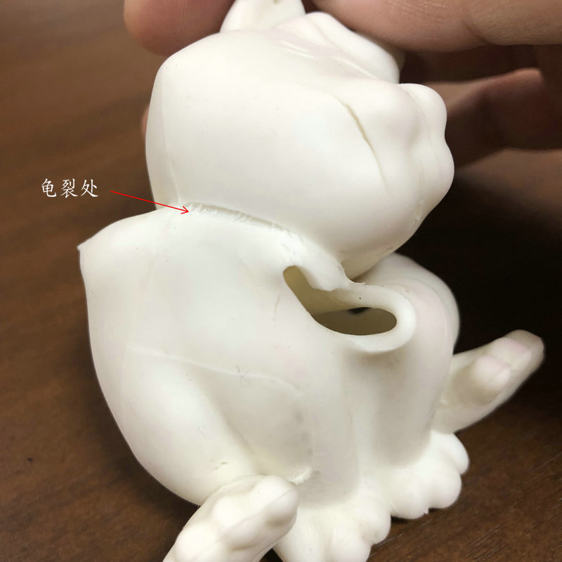 找出TPR軟膠玩具表面出現龜裂現象的原因。
